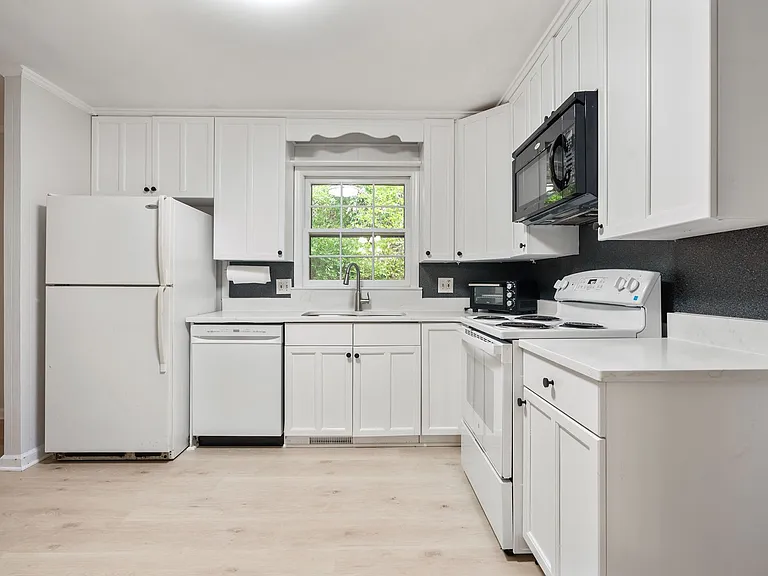 705 Shady Lawn Rd — Photo 3