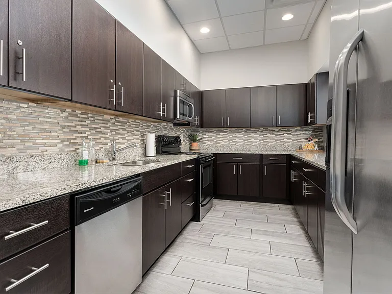 42 West Apartments — Photo 4
