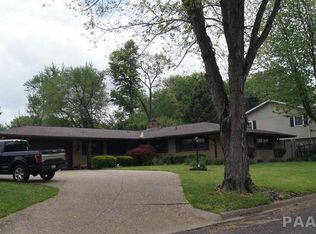 2128 Sunset Dr, Pekin, IL 61554