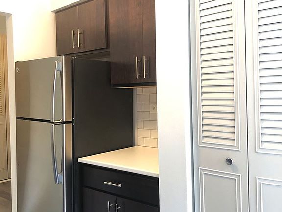 3rd image of 5958 N Kenmore Ave APT 208