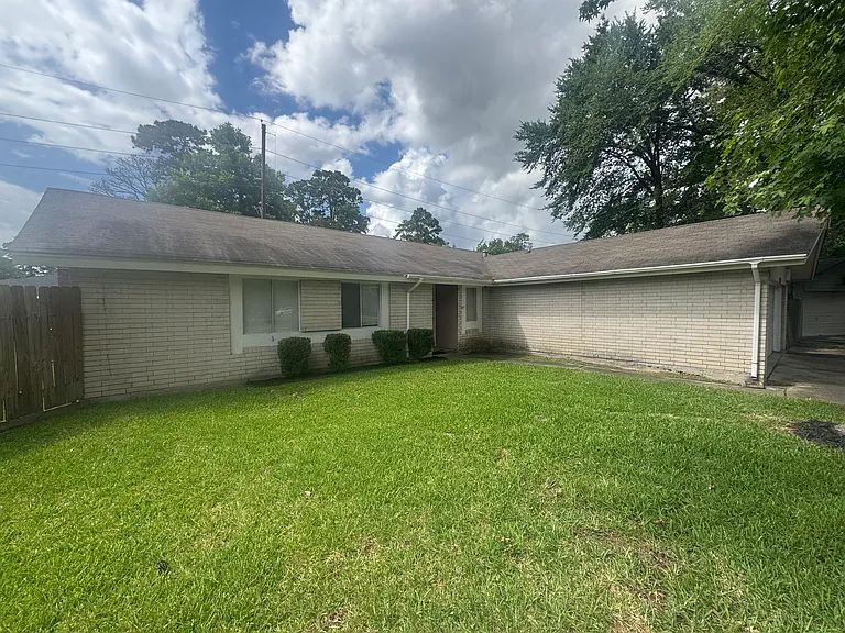 23139 Lestergate Dr — Photo 2