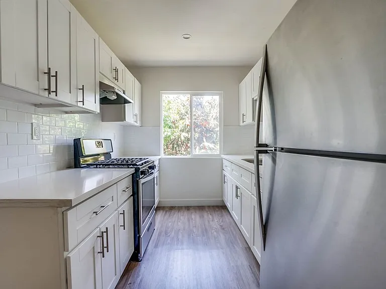 Stylish MidCentury Building in West Adams Park Tract — Photo 6