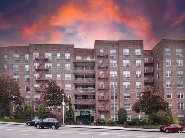 241-20 northern Blvd #2F, Douglaston, NY 11362
