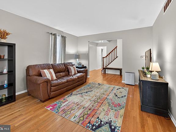 4th image of 8 Battery Hill Dr
