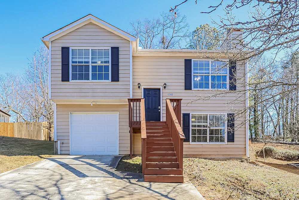 3 bed, 2.0 bath, 1424 sqft, $2,540 — Photo 1