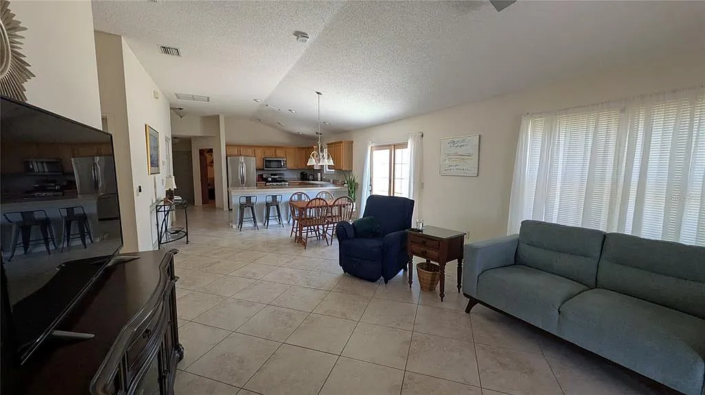 3 bed, 2.0 bath, 1397 sqft, $4,500 — Photo 3