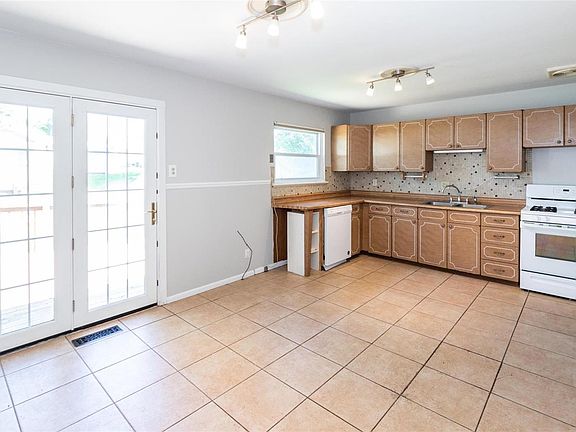 4th image of 12023 Glengrove Dr