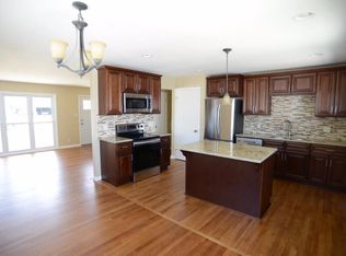 2887 S 97th St, West Allis, WI 53227