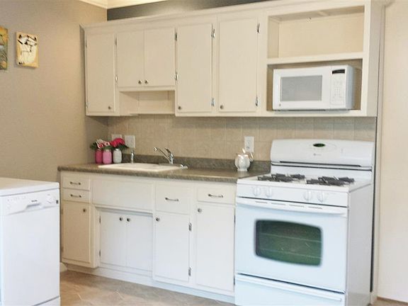 5th image of 832 11th St W