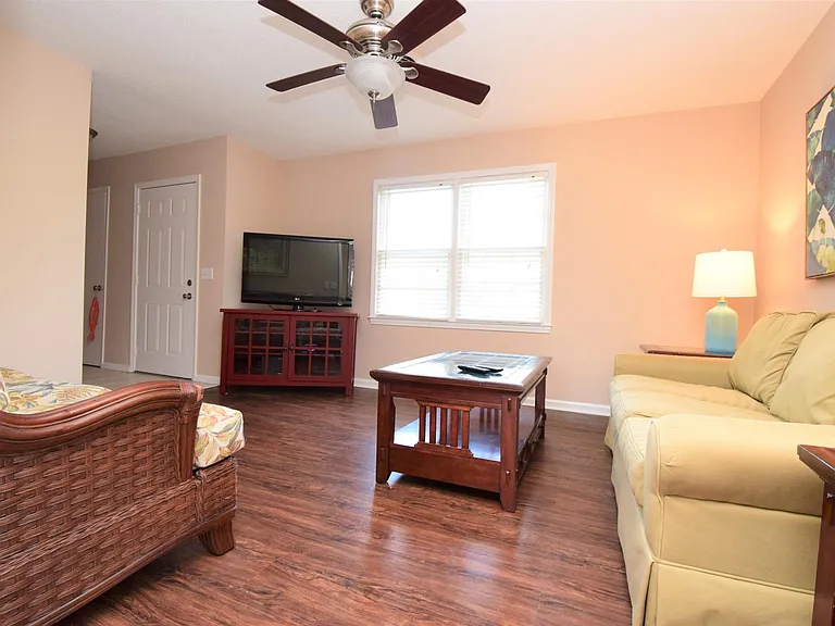 617 Plymouth Dr — Photo 2