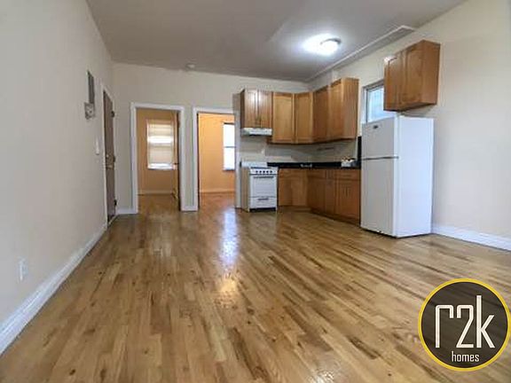3rd image of 3709 Crescent St #3