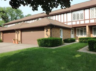 569 Cress Creek Ln, Crystal Lake, IL 60014