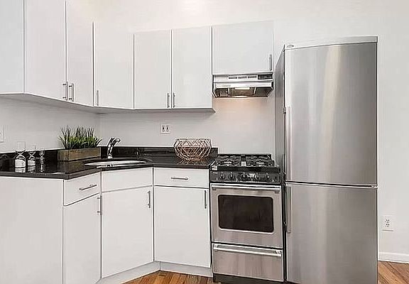 3rd image of 90 Bank St APT 4A