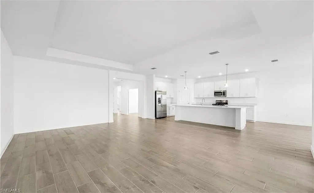 3 bed, 3.0 bath, 2434 sqft, $4,000 — Photo 4