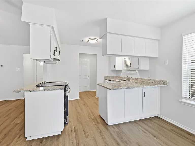 7913 Pebblebrook Dr — Photo 15