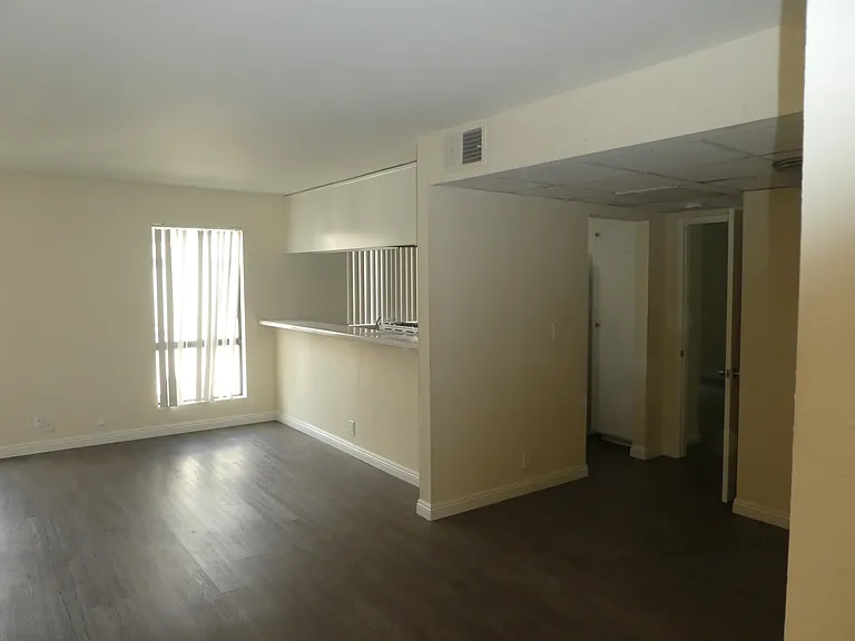4453 Woodman Ave #9 — Photo 4