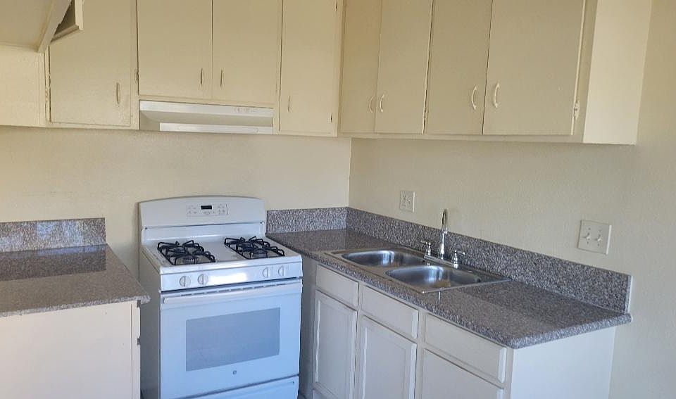2nd image of 13418 Vanowen St #8