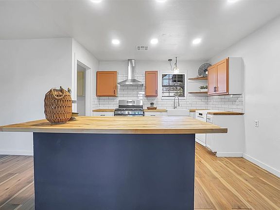 4th image of 227 Hoover Cir