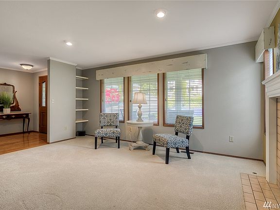 This formal living space offers flexibility should you wish to use as a dramatic grand dining room. 