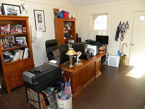 4th image of 932 Hemlock Dr NE