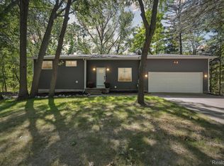 11246 White Lake Rd, Fenton, MI 48430