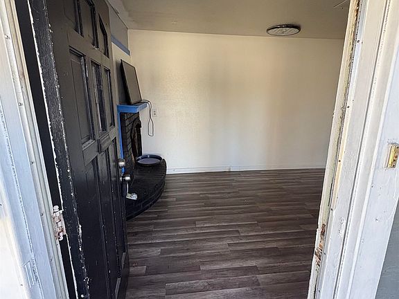 3rd image of 4095 Woodlawn St