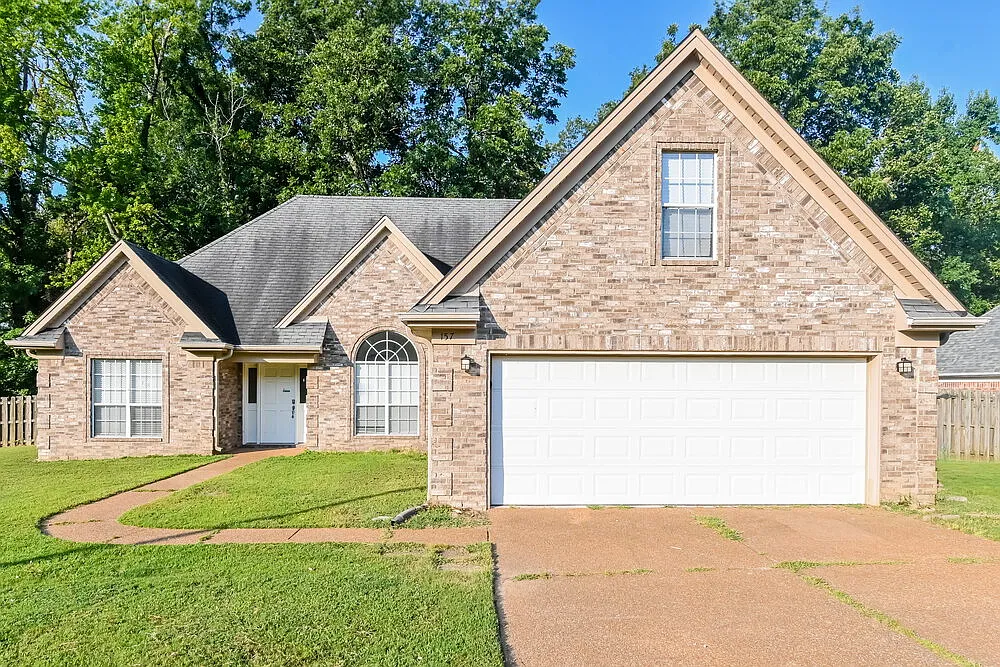 4 bed, 2.5 bath, 2103 sqft, $2,290 — Photo 1