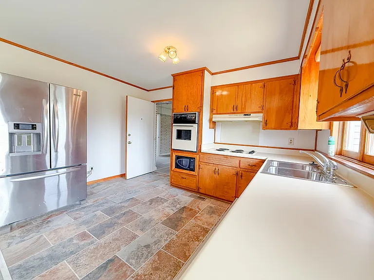 927 E Jefferson St — Photo 21