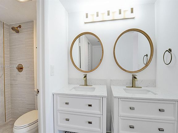 DOUBLE SINKS WITH MARBLE TOPS