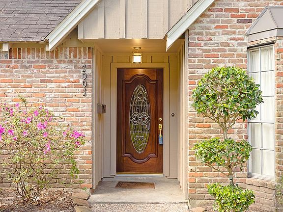 INVITING ENTRY WITH LEADED GLASS FRONT DOOR.