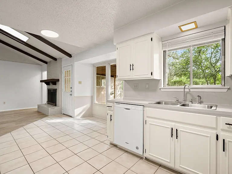 2600 Greenland Ln — Photo 8