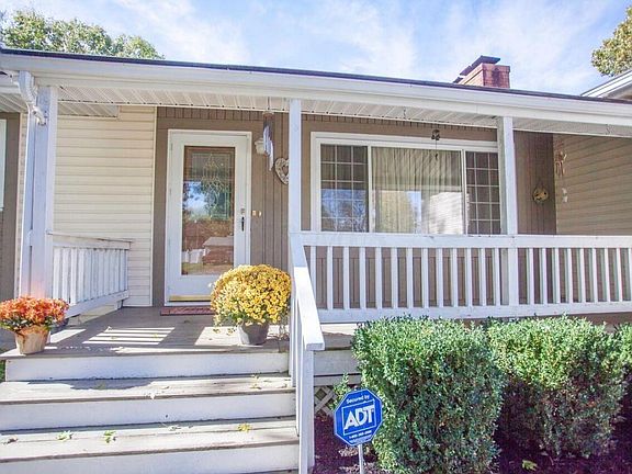3rd image of 923 Terrace Dr