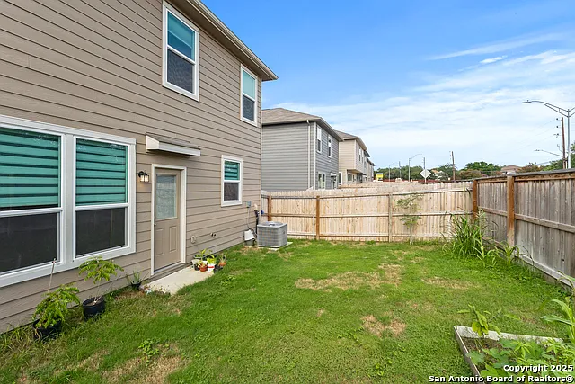 3 bed, 2.5 bath, 2211 sqft, $1,899 — Photo 4