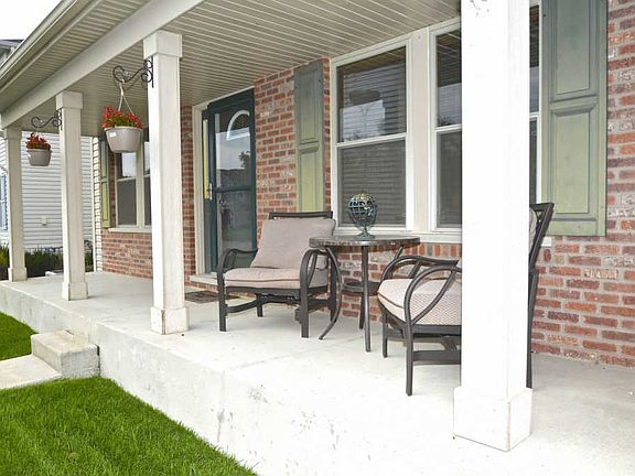 2nd image of 333 Hawthorn Ln