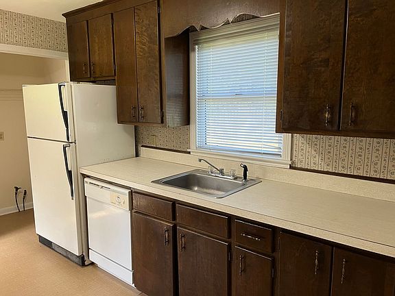 4th image of 327 Canna Dr