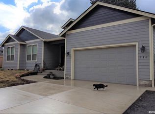 204 S Center St, Silverton, OR 97381