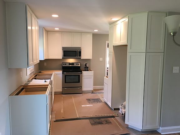 4th image of 25 Robinson Ave