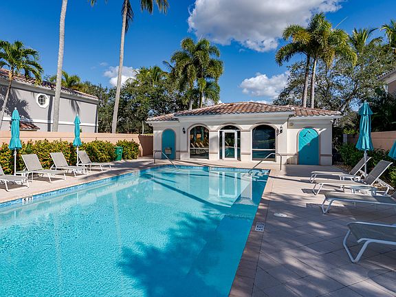 3rd image of 5353 Cove Cir #5353