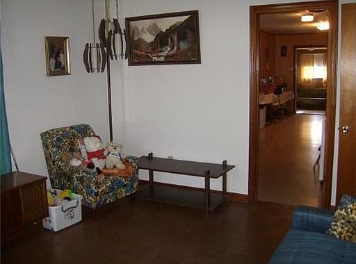 4th image of 1008 Carnation Ave