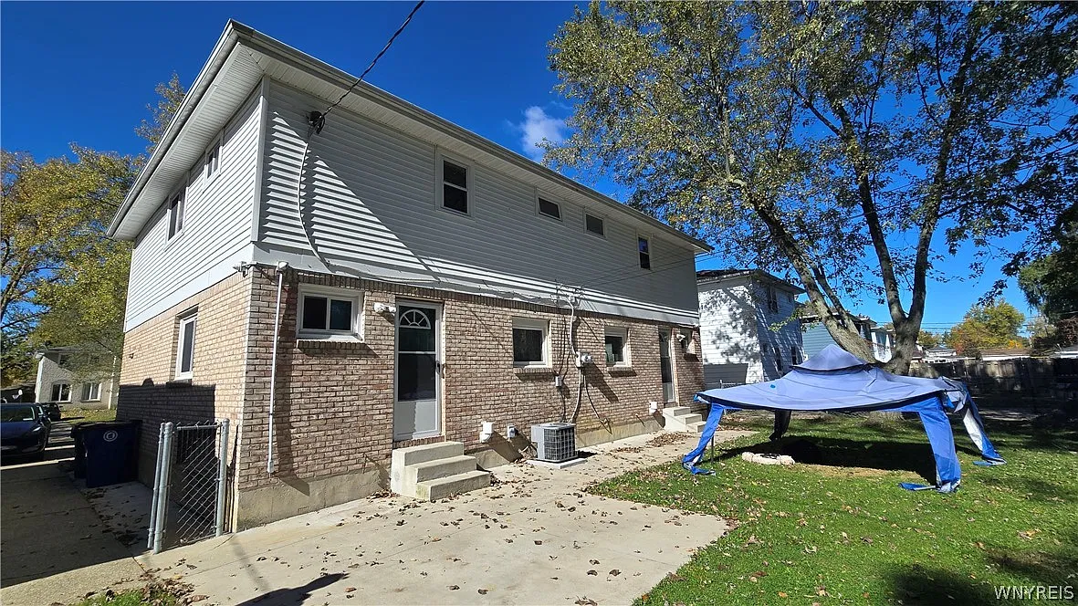 3 bed, 1.5 bath, 2562 sqft, $1,800 — Photo 2