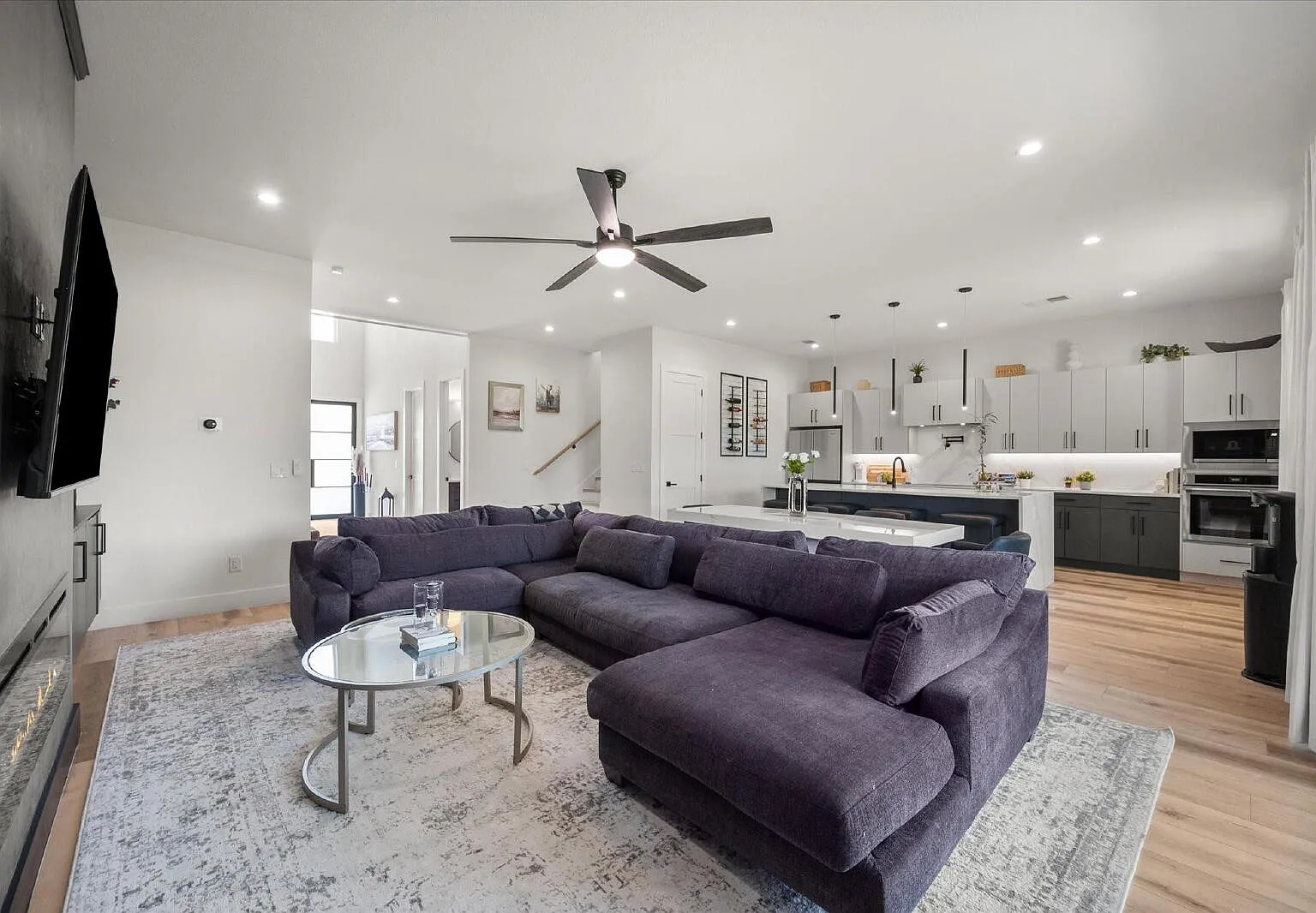 5 bed, 4.0 bath, 3868 sqft, $6,500 — Photo 3