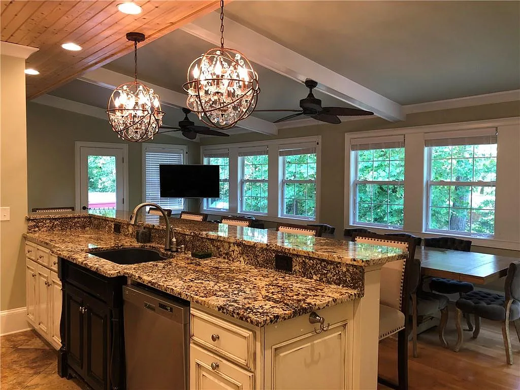 5 bed, 3.0 bath, 4133 sqft, $4,000 — Photo 4