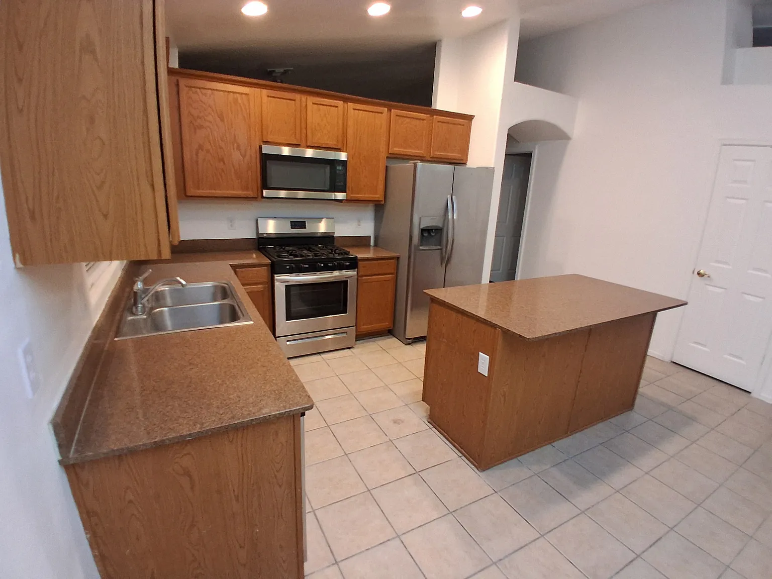 $1875-4 bd 2ba — Photo 2