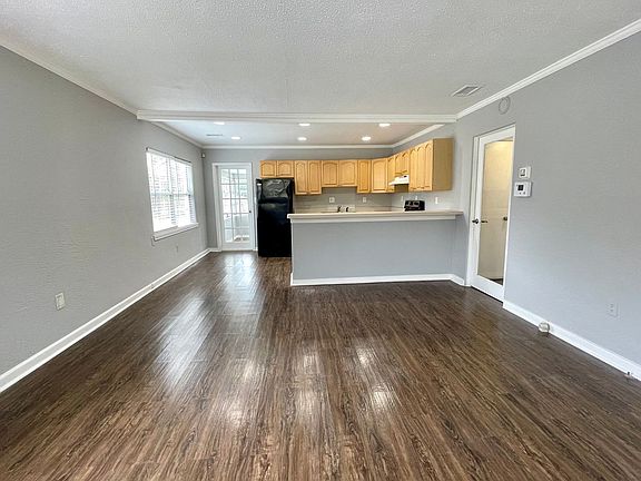4th image of 910 S Mills Ave
