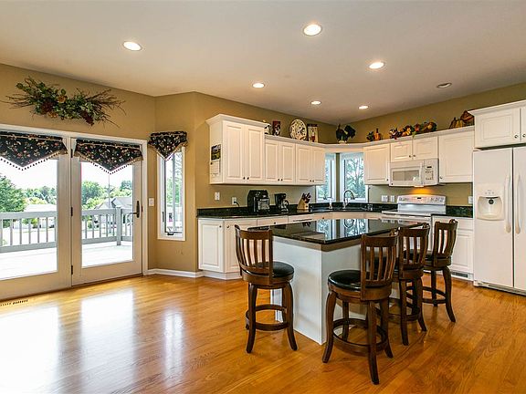 3rd image of 3310 Arrowwood Ln