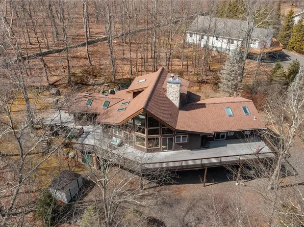 5126 Oakley Ct, Bushkill, PA 18324