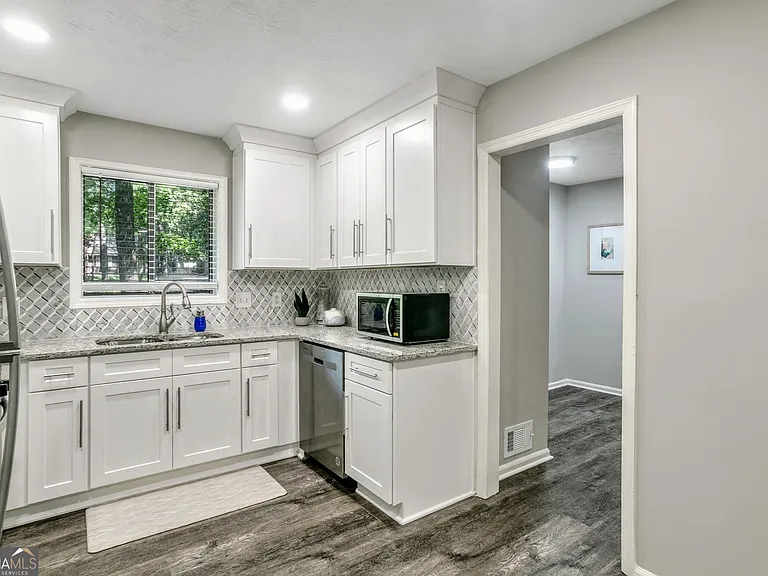 85 Wilhelmina Dr — Photo 10