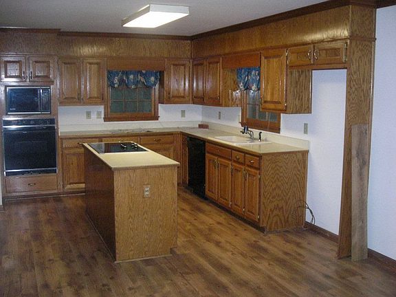 Huge Kitchen with lots of workspace