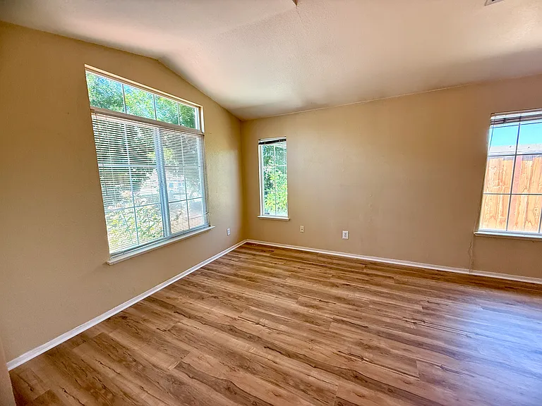 4901 Hillridge Way — Photo 6