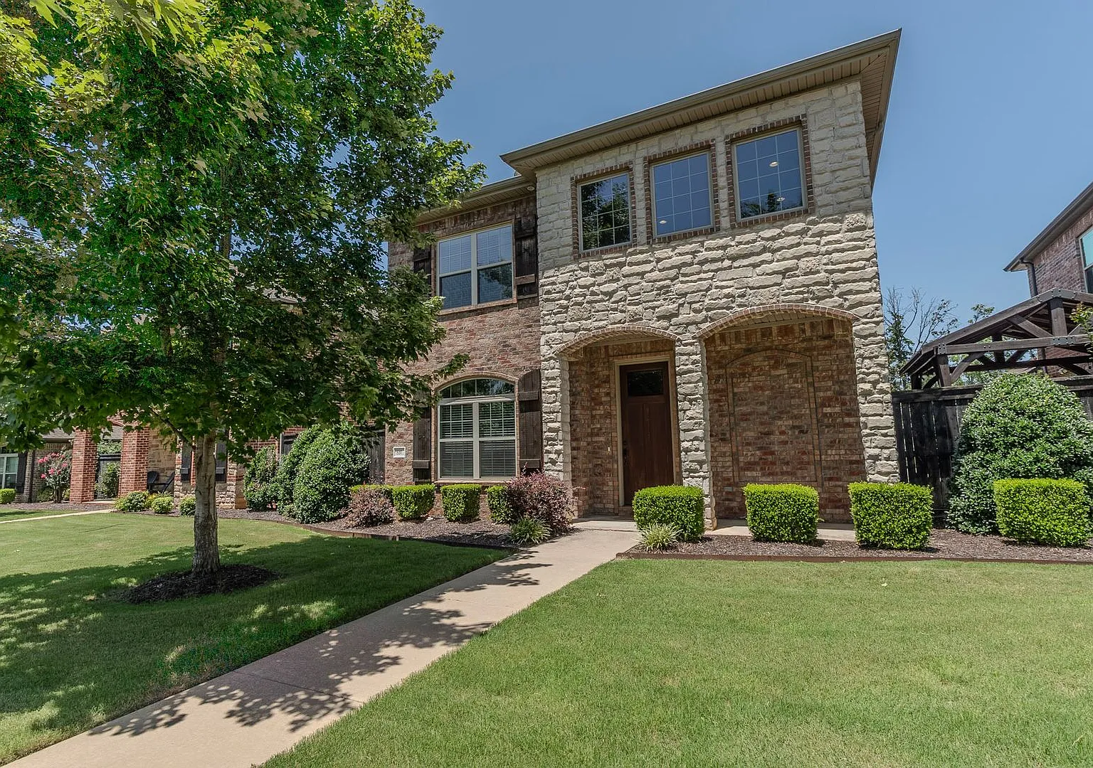 Stunning 4 Bedroom, 2.5 Bathroom, 2 Car Garage In Fayetteville, Ar — Photo 1